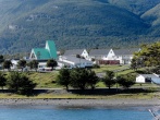 CHILI Patagonie Terre de Feu Puerto Williams Ville la plus australe au Monde Puerto Williams vue depuis l'aéroport. L'église, les logements militaires