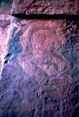 Ethiopie Peinture sur pierre du XII°s Eglise Bete Gabriel. Lalibela est une ville de la région Amhara, dans le nord de l'Éthiopie. Elle est connue pour ses églises uniques, taillées dans la roche, qui datent des XIIe et XIIIe siècles et constituent des sites de pèlerinage pour les chrétiens coptes. Creusés à même la roche, les monolithes souterrains comprennent l'immense Bete Medhane Alem et l'église en forme de croix Bete Giyorgis. Nombre de ces églises sont reliées par des tunnels et des tranchées, et certaines sont ornées de bas-reliefs et de fresques colorées à l'intérieur. Altitude : 2 630 m