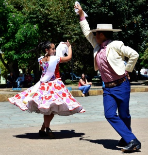 CHILI Carretera Austral Coyhaique Jeunes danseurs de Cuecas